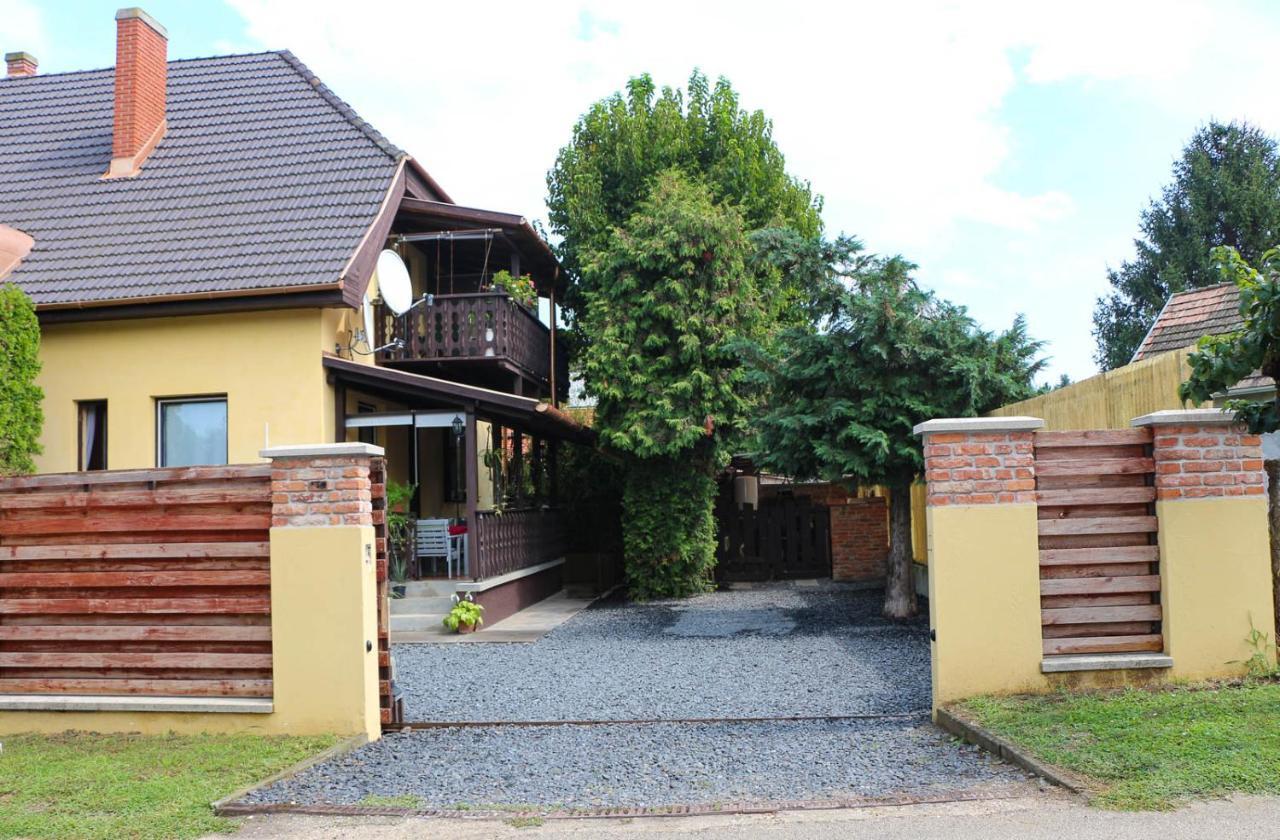 Emi Vendégház Balatonszárszó Exterior foto